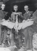 Da sinistra: Piccinelli Mario, detto maghet, Piccinelli Piero, detto Peura, e Fidanza Paolino dur laghet, con un airone catturato nei pressi del lago di Brinzio - anno 1930
