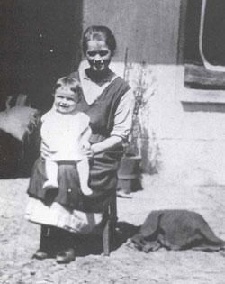 Teresa Vanini coccola la nipotina (Brinzio, anni '20)