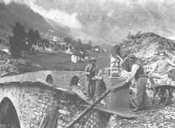 Muratori durante la realizzazione del ponte che conduce da Campodolcino a Fraciscio (Valchiavenna)